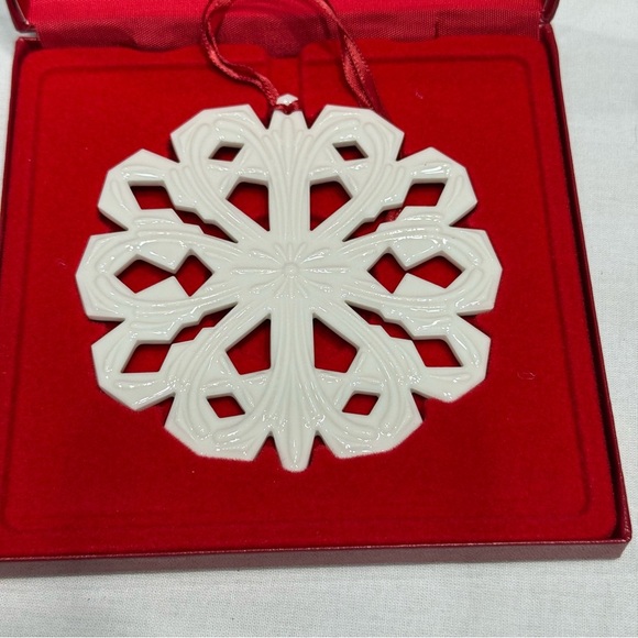 2004 Longaberger Collectors Club Ben White Ceramic Snowflake Ornament - Picture 3 of 5